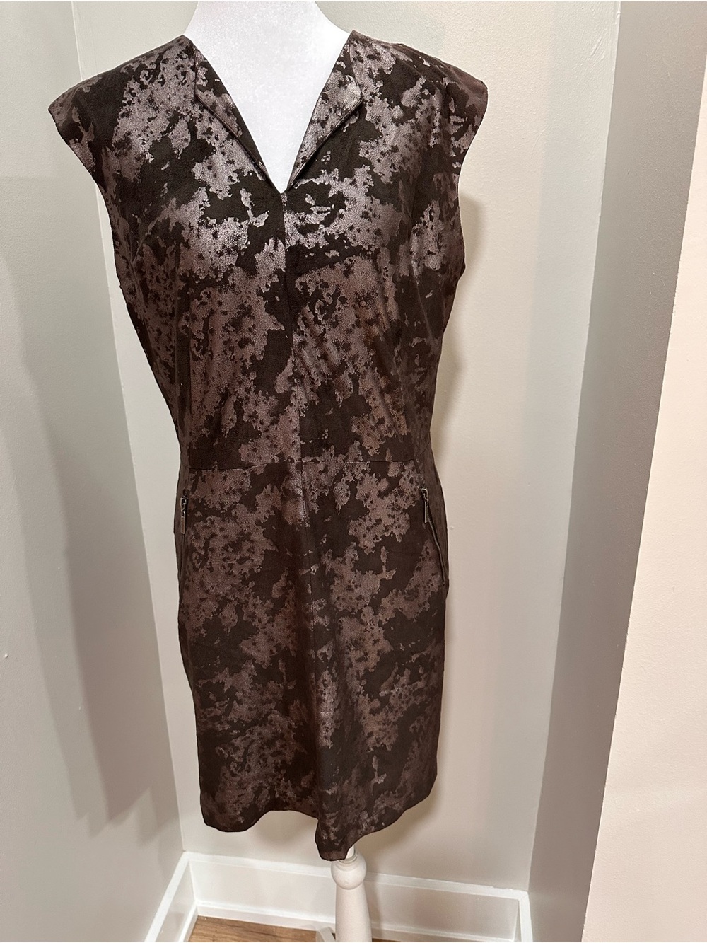 Vivienne Tam Sleeveless V-Neck Sheath Dress in Brown Metal Black